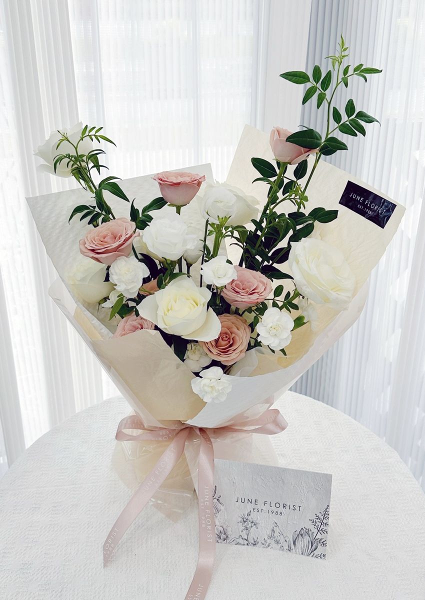 Flower Bouquet (Roses) 025 – Hand Bouquets