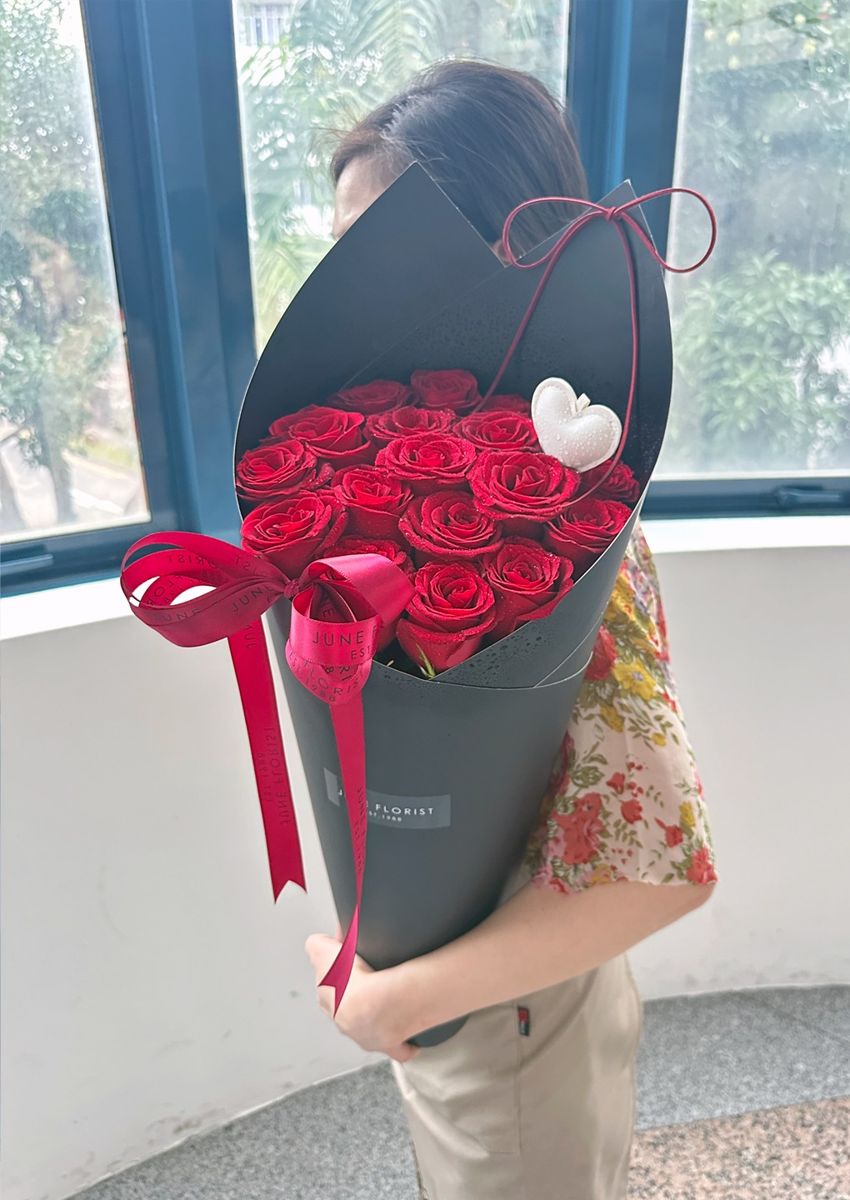 Love IN Bloom 01 (18 Fresh Roses) – Hand Bouquets