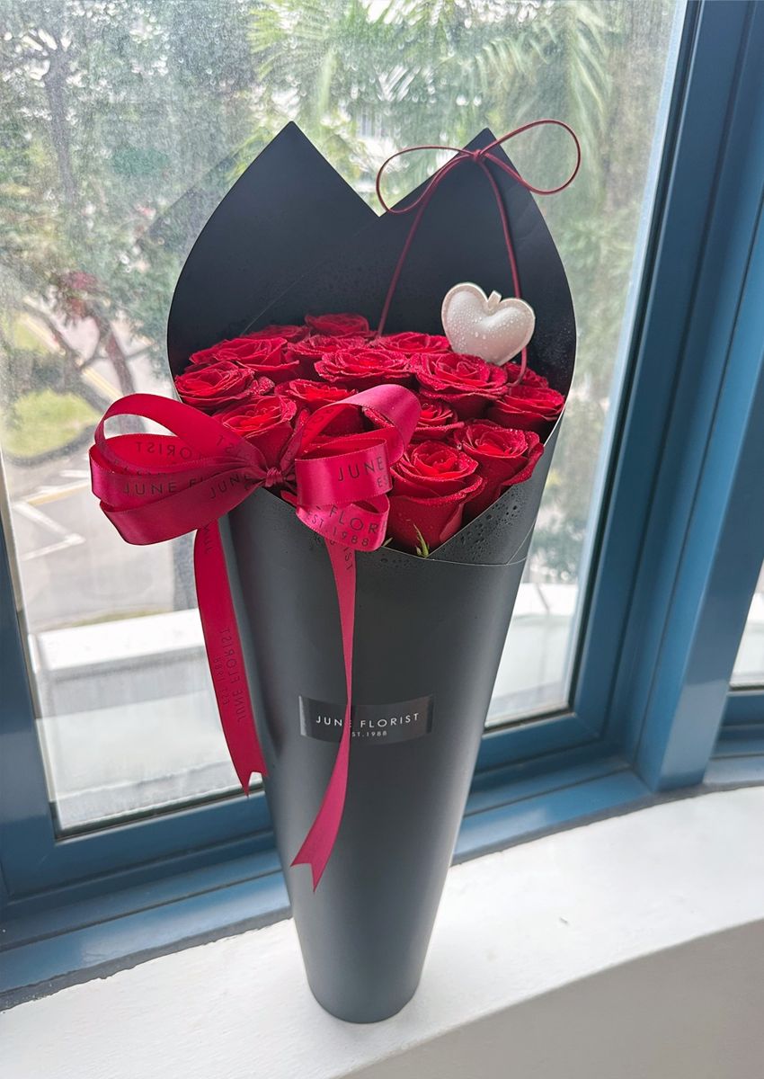 Love IN Bloom 01 (18 Fresh Roses) – image 4