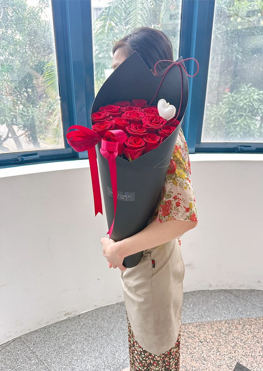 Love IN Bloom 01 (18 Fresh Roses) – image 5