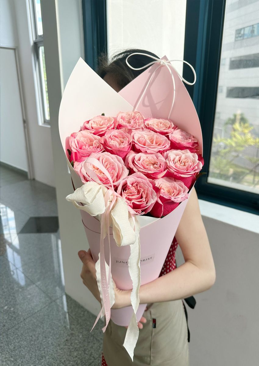 Rose Whisper 02 – Hand Bouquets