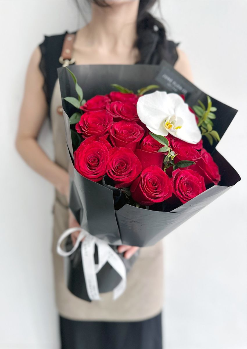 Moonlight & Flame – Hand Bouquets
