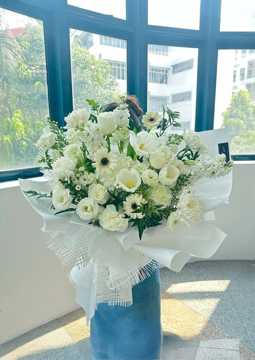 White Hand Bouquet 102 – image 2