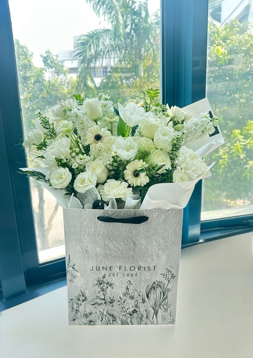 White Hand Bouquet 102 – image 3