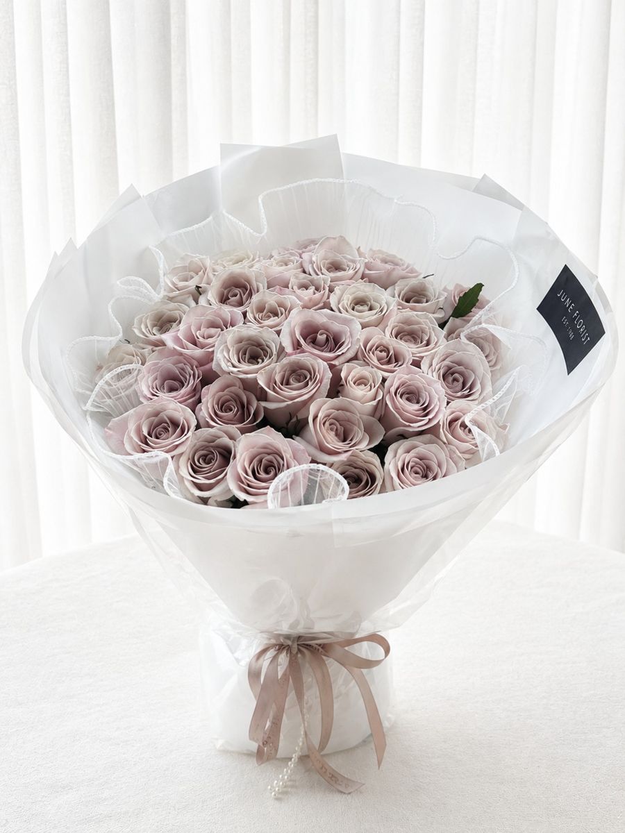 33 Menta Roses – Hand Bouquets